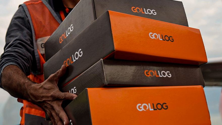 Entregador carregando caixas com o logotipo da GOLLOG