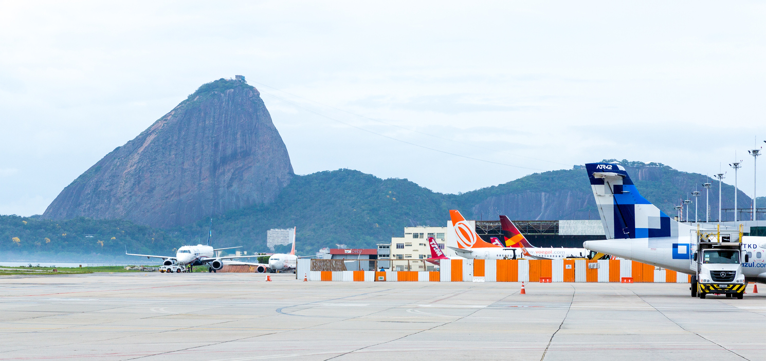 Imagem panorâmica do aeroporto Santos Dumont, com vista para o Pão de Açúcar