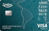 Imagem do cartão de crédito Smiles de categoria Platinum, na cor verde azulado, com ilustrações em linhas finas brancas da silhueta do brasil