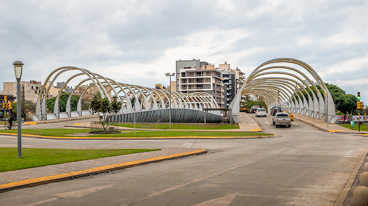 Ponte do Bicentenário no bairro General Paz, em Córdoba.