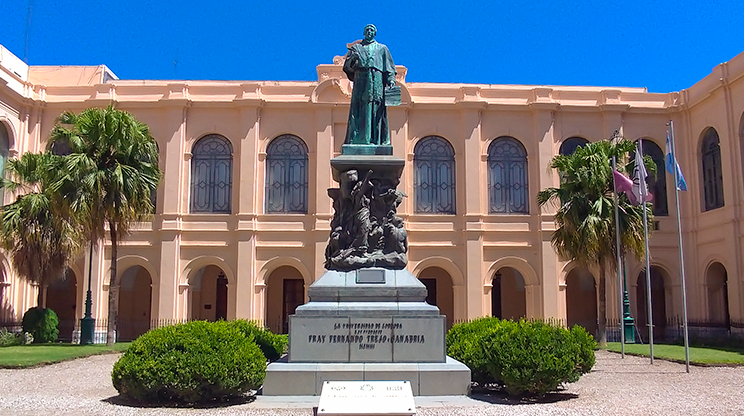 Estátua do frei Fernando Trejo y Sanabria, na Manzana Jesuítica, em Córdoba.