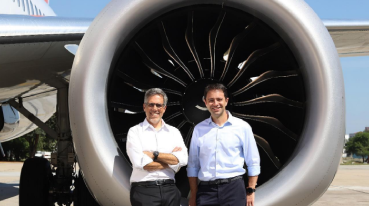 Diretores da GOL em frente a uma turbina de avião