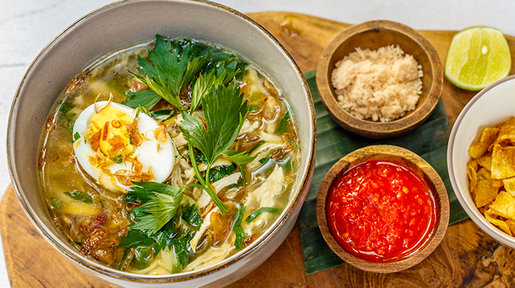 Saoto Soup: sopa com frango, brotos de feijão, ovos cozidos e arroz.