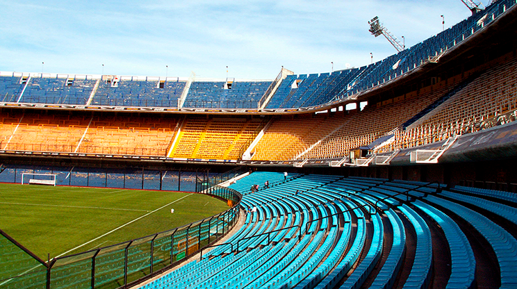 Parte da arquibancada e campo de futebol do estádio La Bombonera.