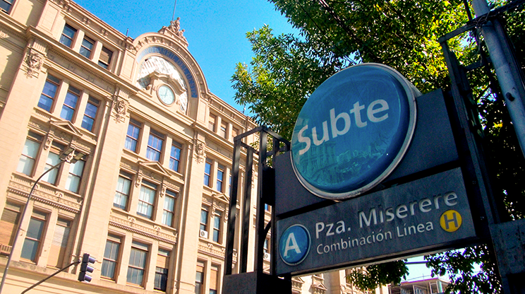 Entrada da estação Plaza Miserere do Subte, em Buenos Aires.