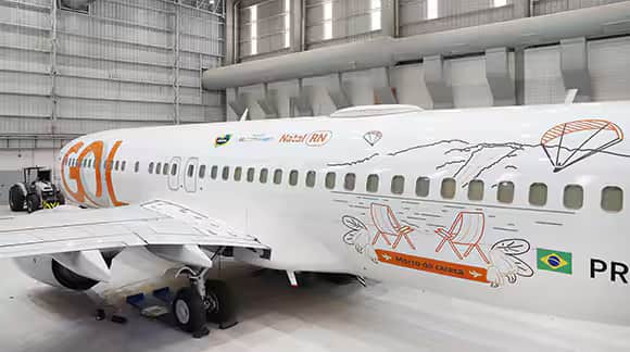 A GOL lançou um Boeing 737 MAX 8 adesivado para homenagear o Pará. A iniciativa “Conheça o Brasil: Voando” celebrou a cultura e os destinos da região Norte. A Companhia está trabalhando com o Ministério do Turismo para promover o turismo no país.