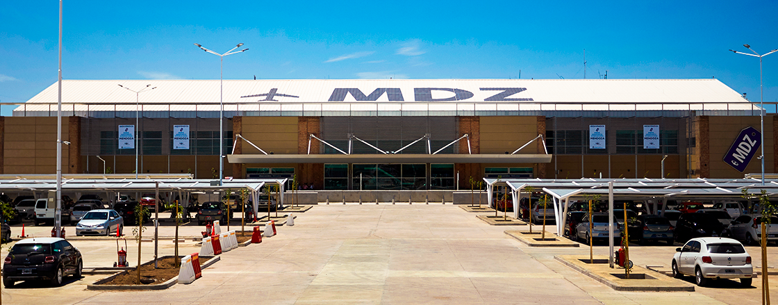 Fachada e parte do estacionamento do Aeroporto Internacional de Mendoza