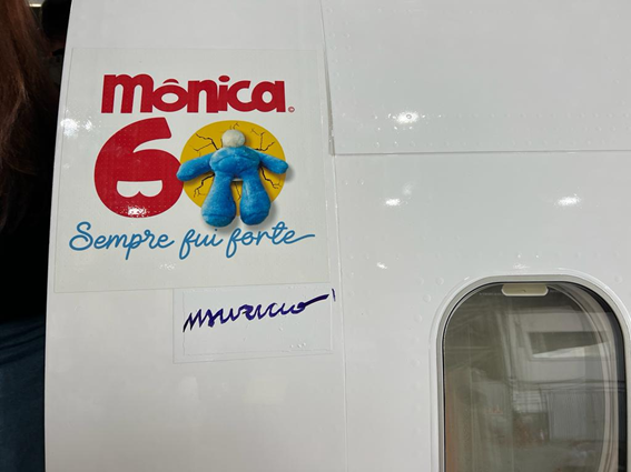 Assinatura do Mauricio de Souza no avião comemorativo GOL da Mônica