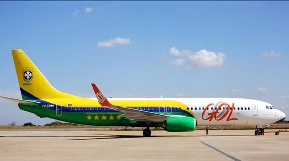 Avião da GOL com as cores da bandeira brasileira