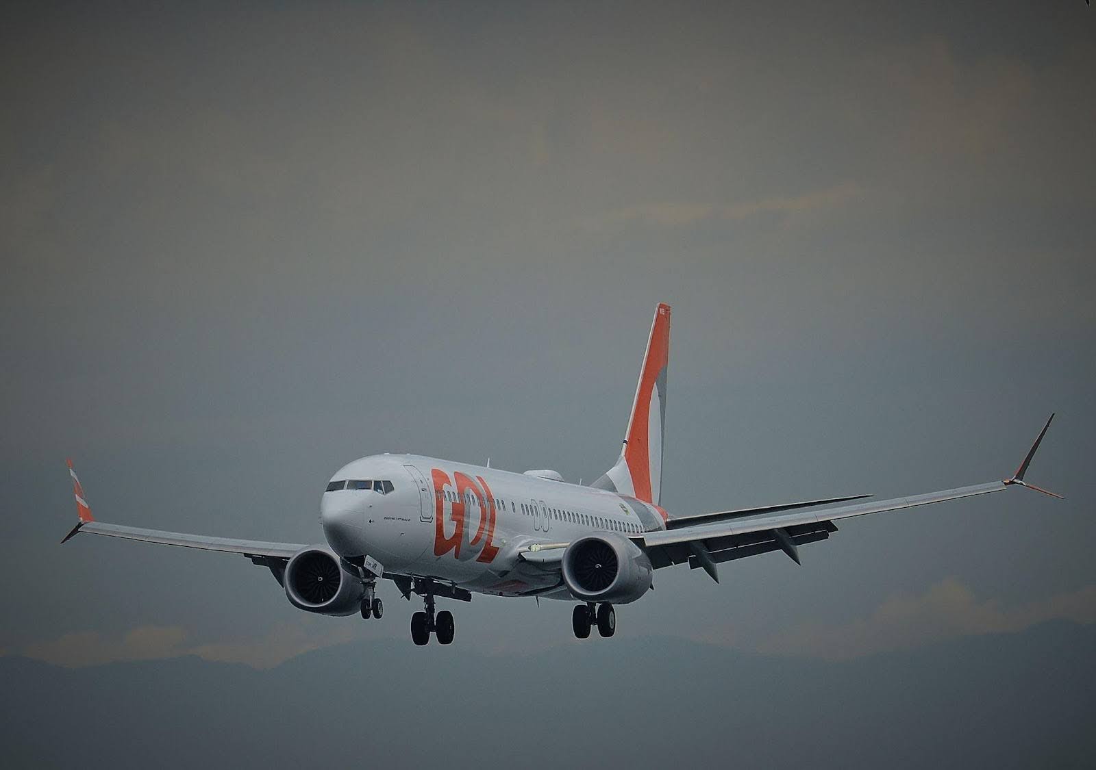 Imagem de um avião da GOL de frente