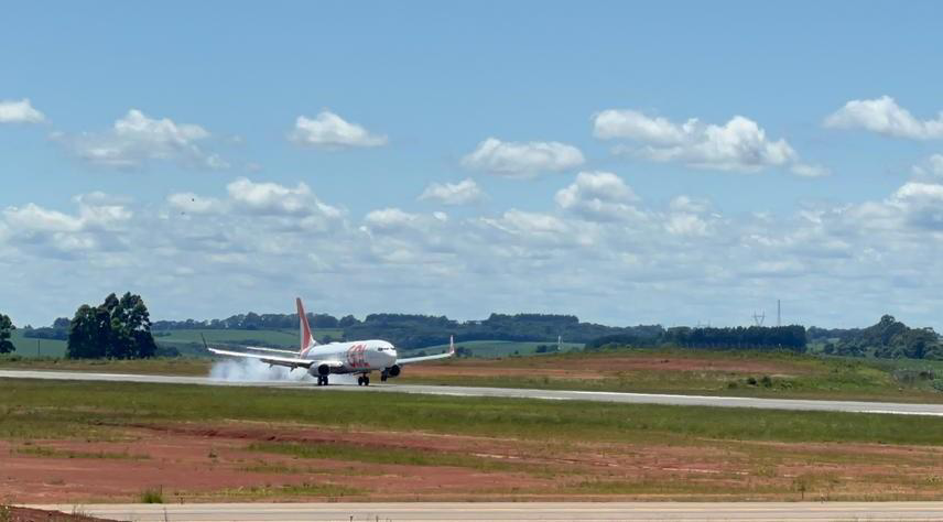 Imagem de um avião da companhia GOL Linhas Aéreas pousando na pista do aeroporto de Passo Fundo