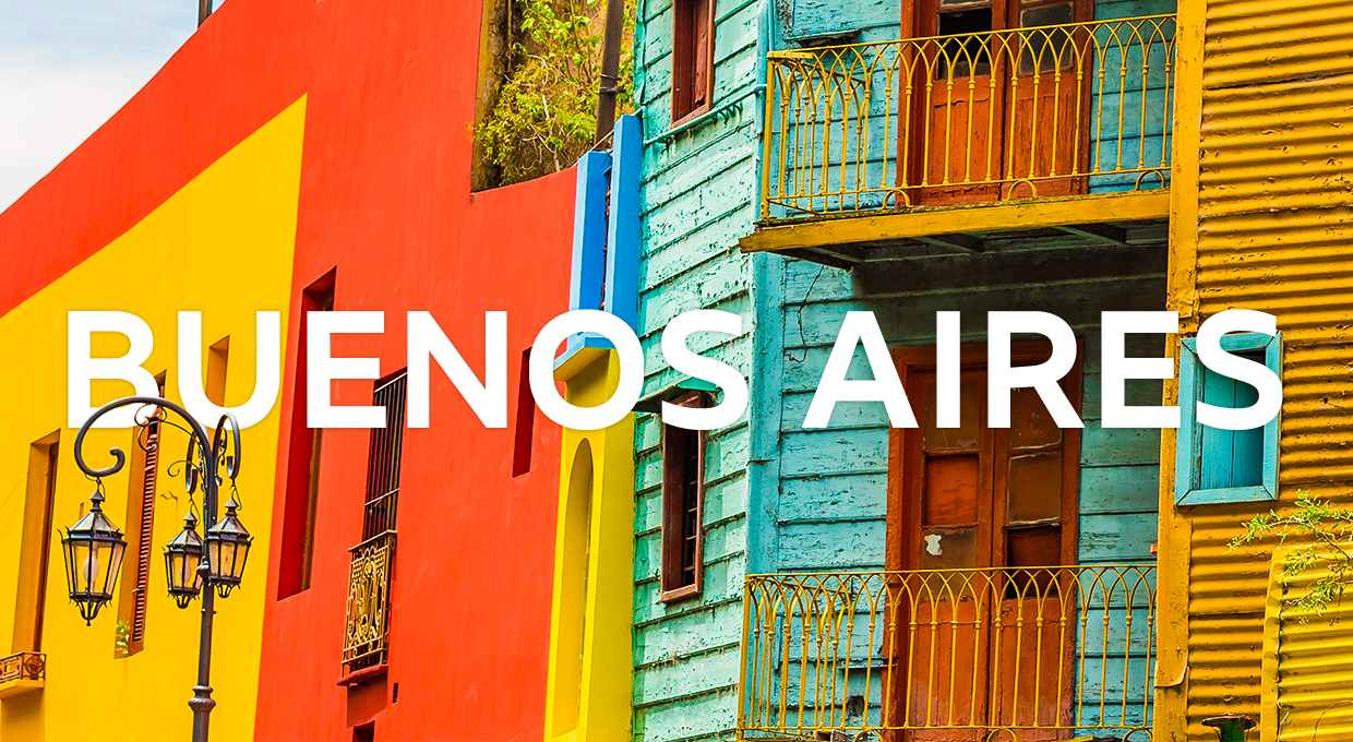 Lê-se Buenos Aires Casas coloridas do Caminito, no bairro La Boca, com as palavras Buenos Aires escritas em letras garrafais.
