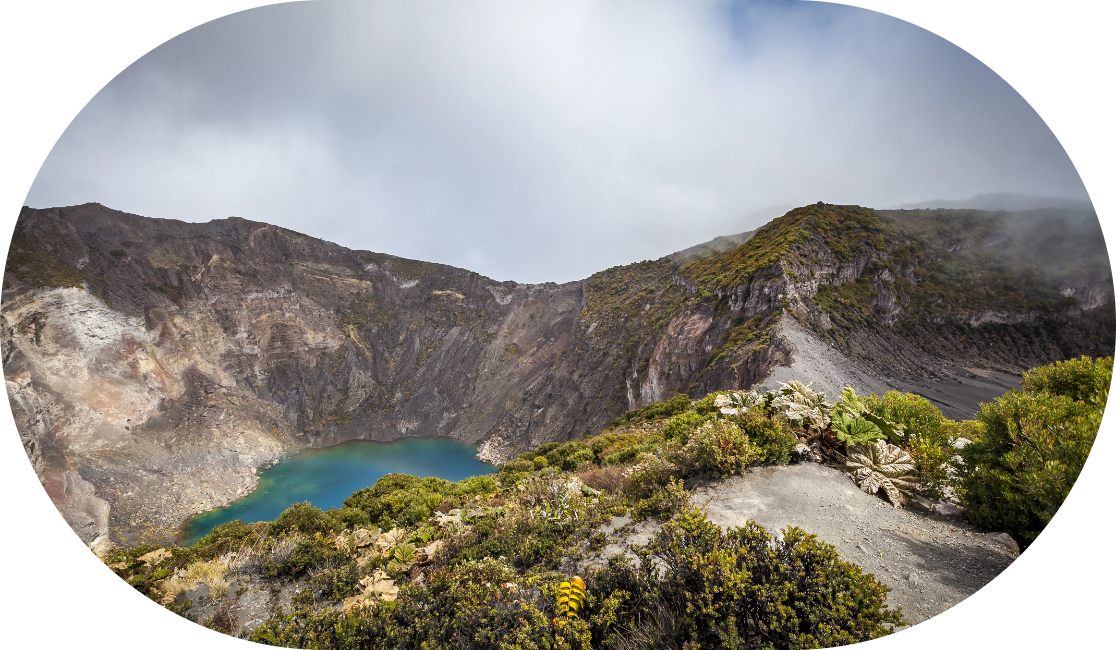 Montanhas com um lago no meio delas