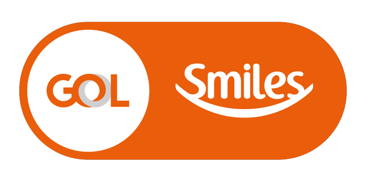 Logotipo da empresa GOL Linhas Aéreas em um círculo ao lado do logotipo dos cartões Smiles