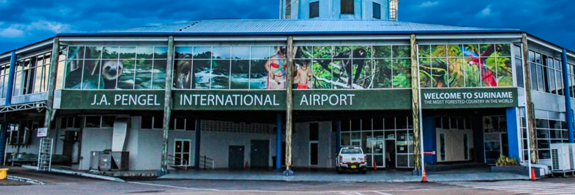 Fachada do Aeroporto Internacional Johan Adolf Pengel, de Paramaribo.