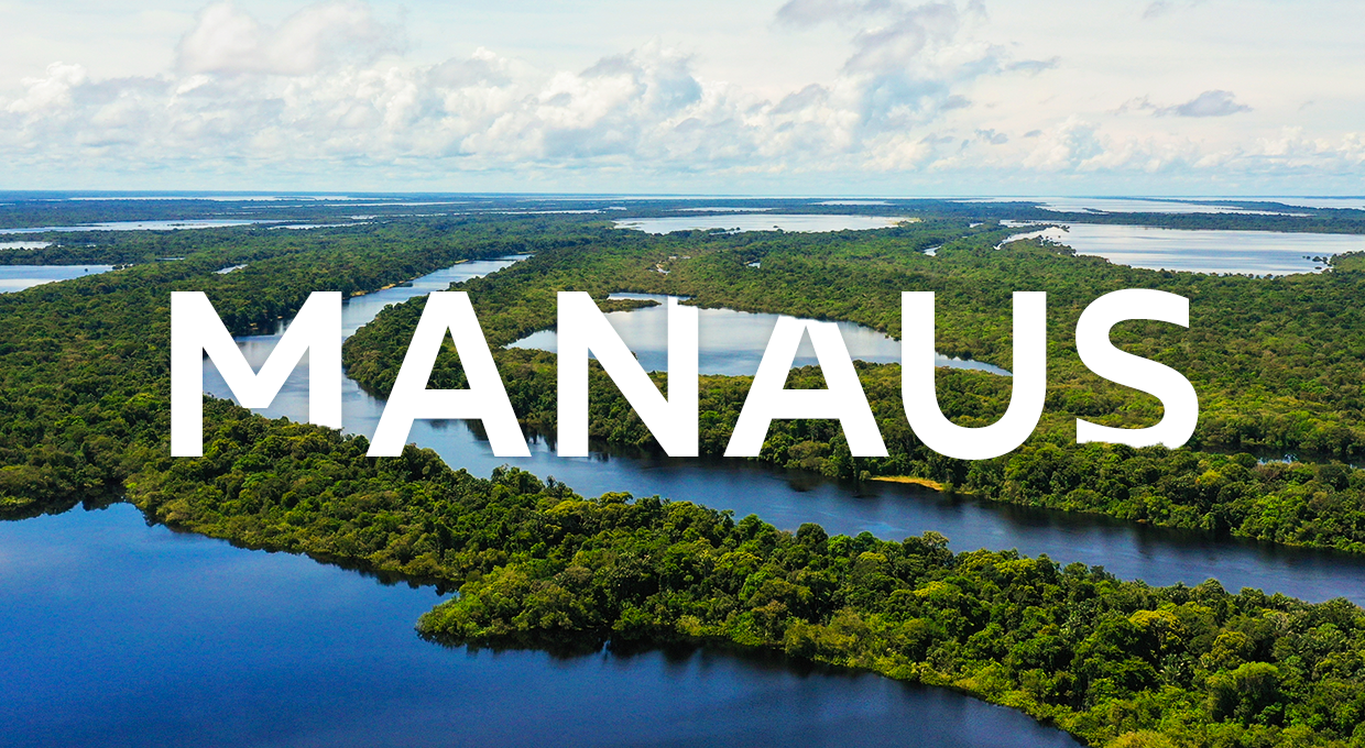 Amazônia vista de cima, com rios, vegetação e a palavra Manaus escrita em letras garrafais.