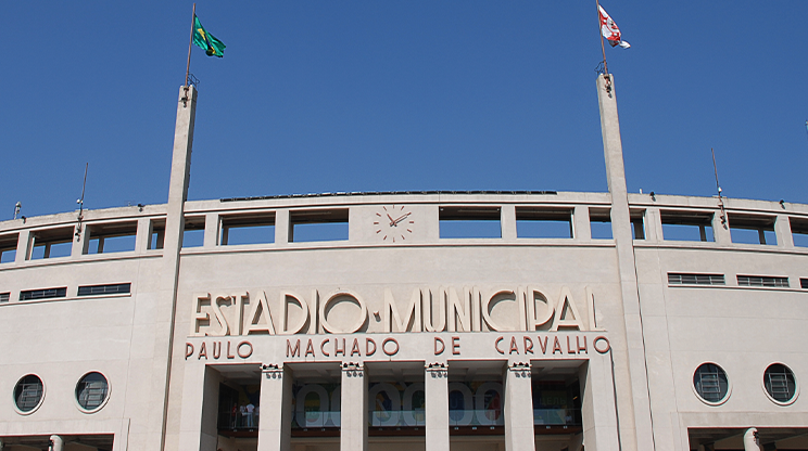 Fachada do Estádio Municipal Paulo Machado de Carvalho, o Pacaembu, que abriga o Museu do Futebol.