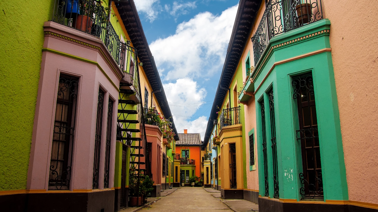 Rua com casas coloridas em Bogotá