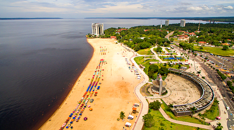 Vista aérea de Ponta Negra, em Manaus. 