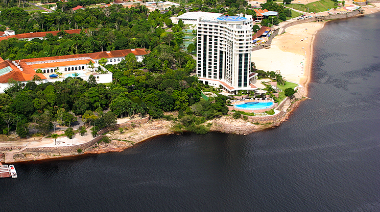 Vista panorâmica da praia de Ponta Negra, em Manaus.