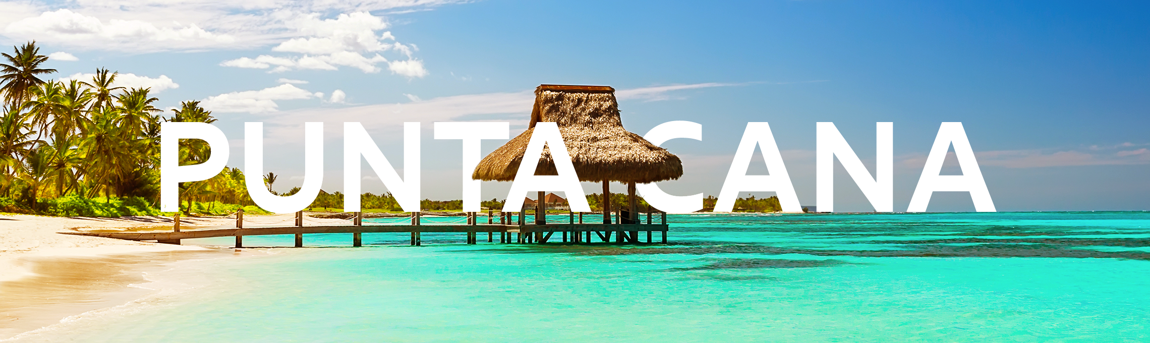 Praia de Punta Cana, com o mar esverdeado, deque e cobertura de palha, com a palavra Punta Cana escrita em letras garrafais na imagem toda.