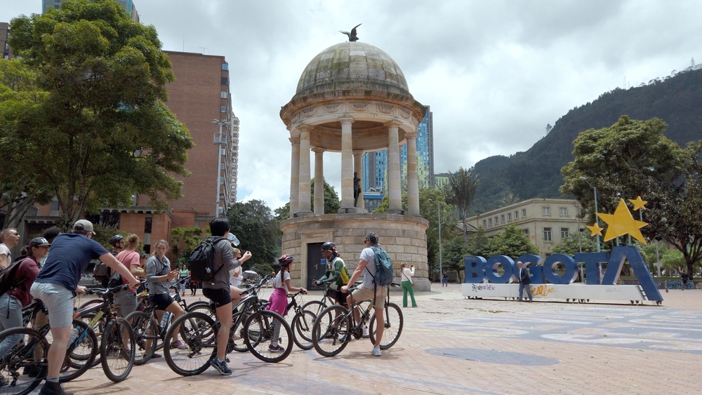 Grupo de ciclistas visitam o Parque Centenário, em Bogotá