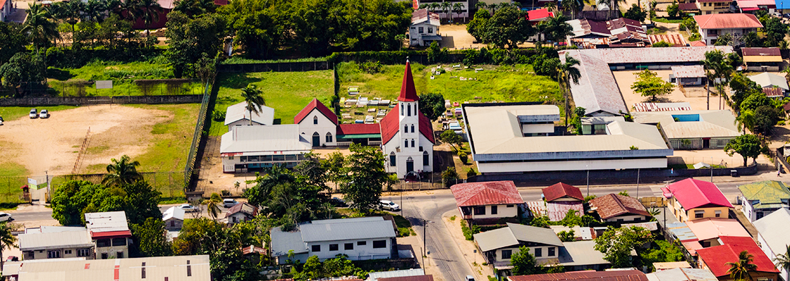 Vista aérea de Paramaribo, com destaque para Igreja.
