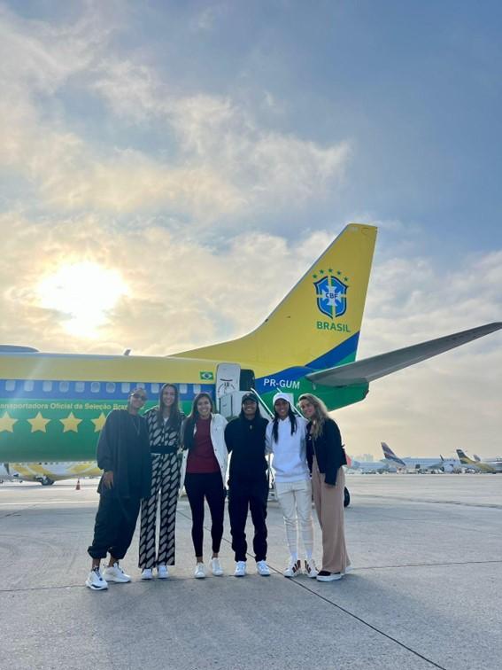 Seleção Brasileira de Futebol Feminina em frente ao avião