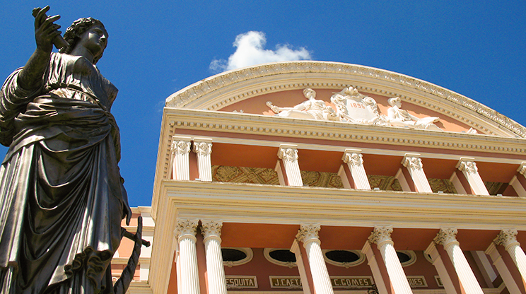 Estátua e fachada do Teatro Amazonas, em Manaus.