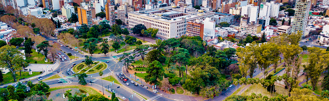 Imagem aérea mostrando as praças arborizadas de Rosário e prédios ao fundo.