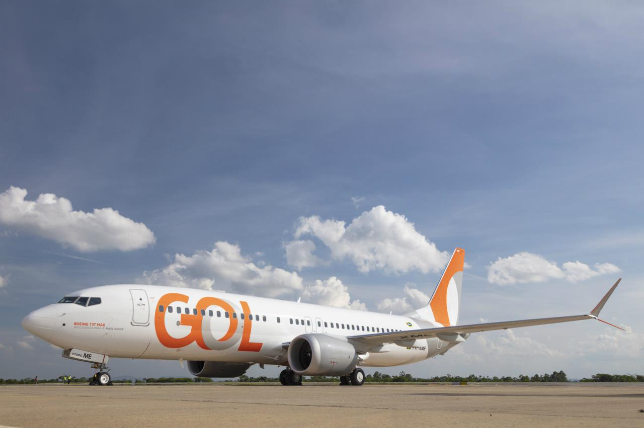 Imagem de um avião com o logo da GOL Linhas Aéreas em pouso