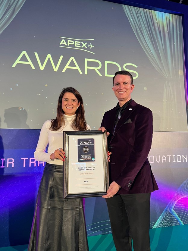 Renata Maluf, diretora de Marketing, Produtos e Canais Digitais da GOL, recebe o prêmio APEX de Melhor Companhia Aérea da América do Sul, em Dublin, Irlanda (Foto: Divulgação GOL)