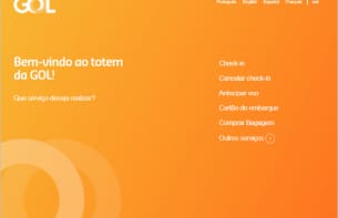 Tela inicial de "Bem-vindo ao totem da GOL!" com as opções; Check-In, Cancelar Check-In, Antecipar Voo, Cartão de embarque, Comprar Bagagem e outros serviços, além das opções de linguagem tais como Português, Inglês, Espanhol e Francês na parte superior direita do totem