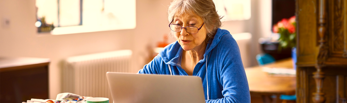 Imagem de uma uma mulher usando um computador Imagem de uma uma mulher usando um computador