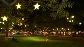 Noite no parque, com luzinhas em formas de estrelas, na região do Parque de la 93, em Bogotá.