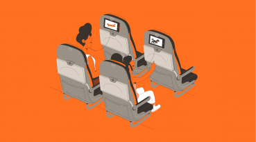 Ilustração com fundo laranja de duas mulheres sentadas em assentos de avião e conectadas com fones de ouvidos as telinhas do assento do avião.