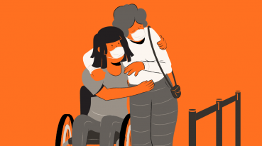 Ilustração com fundo laranja de duas mulheres se abraçando, uma em pé e uma em uma cadeira de rodas.