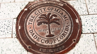 Emblema de ferro com ano de fundação de Miami-Dade, no piso do Aeroporto Executivo de Miami.