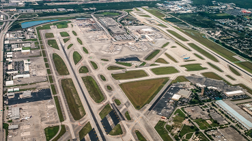 Vista aérea de todo o Aeroporto de Fort Lauderdale-Hollywood, em Miami, com suas pistas e edificações. 