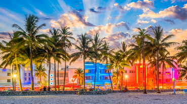 Fim de tarde em South Beach, Miami, iluminados por uma variedade de luzes coloridas, que vem dos prédios. 