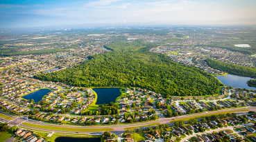 Vista aérea da cidade de Kissimmee, com muita área verde, lagos e casas.