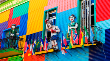 Detalhes das casas no El Caminito, no bairro La Boca, que se destacam pelas cores, bonecos e bandeiras de países nas sacadas.