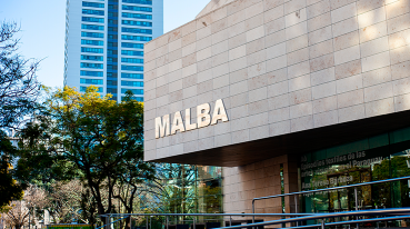 Fachada do MALBA, com o nome do museu escrito em letras garrafais.