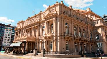 Ângulo em que se vê toda a extensão do Teatro Colón, em Buenos Aires.