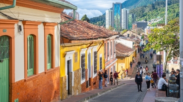 Rua com casinhas coloridas do bairro de Candelária, em Bogotá.