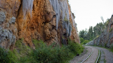Trilho de trem e montanha na região de Suesca.