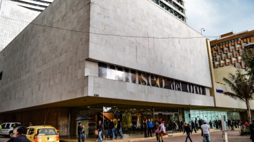 Fachada e entrada do Museu do Ouro, em Bogotá.