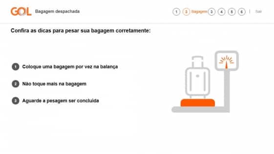 Imagem do painel de Bagagem Despachada do painel de autoatendimento, mostrando o passo a passo para pesar a bagagem com os dizeres: "Confira as dicas para pesar sua bagagem corretamente: número 1 coloque uma bagagem por vêz na balança, número 2 não toque mais na bagagem e número 3 aguarde a pesagem ser concluída". No lado direito há uma ilustração de uma bagagem sendo pesada e o indicador apontado para cima.