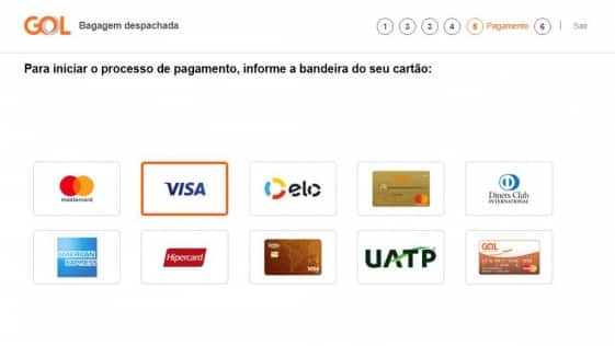 Imagem do painel de bagagem do totem de autoatendimento no quinto passo do processo com os dizeres: "Para iniciar o processo de pagamento, informe a bandeira do seu cartão:", abaixo segue uma lista contendo os logos das empresas disponíveis para pagamento sendo elas: Mastercard, Visa, Elo, Dinners Club, American Express, Hipercard, Smiles, UATP e Cartões GOL